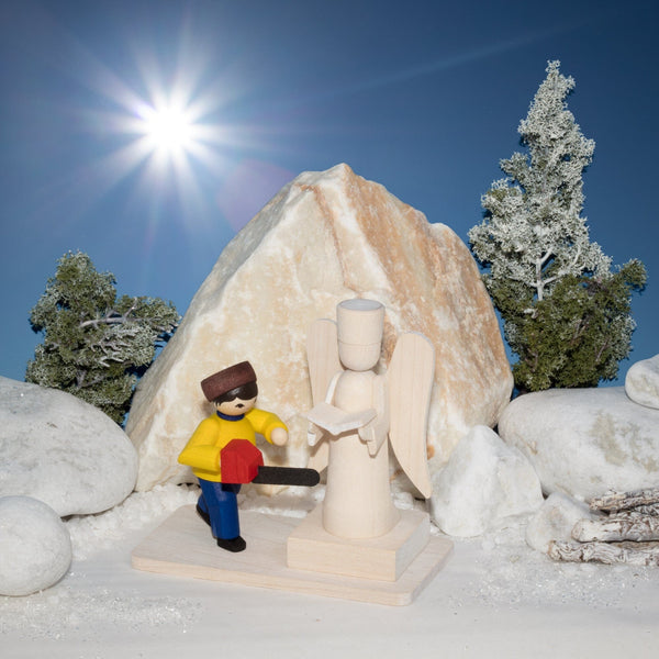 Junge mit Schneeskulptur gebeizt Ulmik