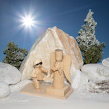 Junge mit Schneeskulptur natur Ulmik