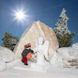 Junge mit Schneeskulptur Ulmik